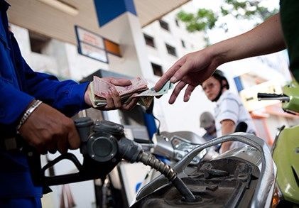 Xăng dầu chịu áp lực tăng giá vào ngày mai