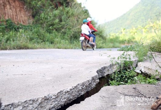 'Hố tử thần' trên tuyến đường Mường Xén – Tây Sơn