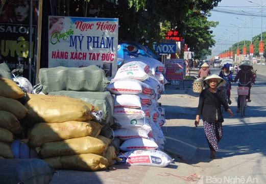 Vỉa hè quốc lộ 1A bị chiếm làm nơi buôn bán