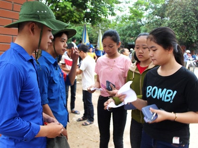 Ấn tượng đẹp về những tình nguyện viên tiếp sức cho sỹ tử