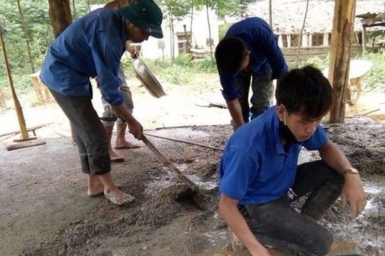 Đoàn thanh niên làm nhà ở cho hộ nghèo neo đơn