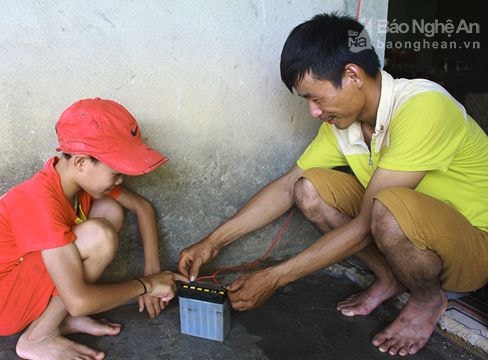 Nơi người dân dùng xe máy làm... điện thắp sáng