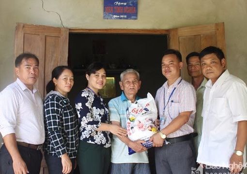 UBND Thị trấn Hòa Bình hỗ trợ gạo cho hộ nghèo