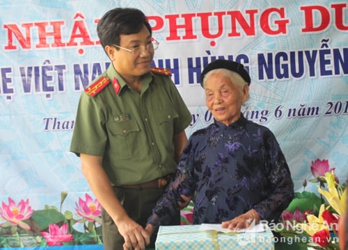 Công an tỉnh nhận phụng dưỡng Mẹ Việt Nam anh hùng