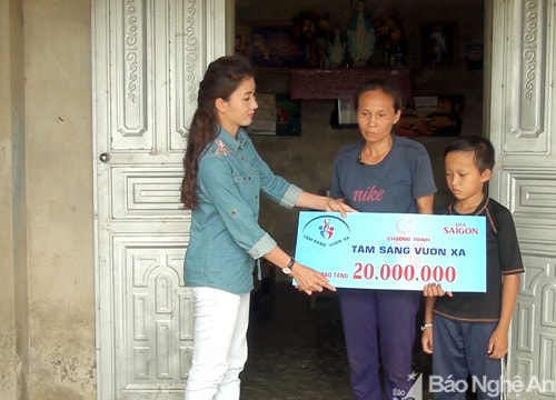 Diễn viên Nguyệt Ánh tặng 20 triệu đồng cho gia đình giáo dân đặc biệt khó khăn