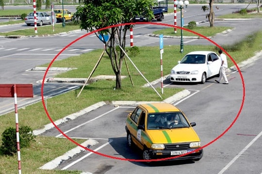 'Khoét' vỉa hè ở thành phố Vinh làm chỗ đỗ xe