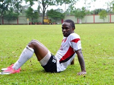 Ngoại binh bị Sông Lam Nghệ An bỏ rơi ghi điểm tại CLB Long An