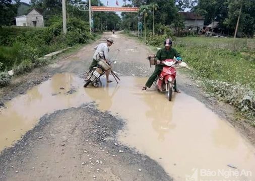 Đường vào khu tái định cư Thủy điện Bản Vẽ biến thành ao sau mưa