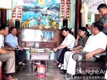 Ủy ban mặt trận Tổ quốc tỉnh trao tiền phụng dưỡng cho mẹ VNAH 100 tuổi