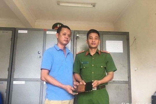 Cán bộ Công an trả lại ví tiền, Iphone 7 plus cho người dân đánh rơi