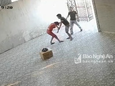 Khởi tố hai người đàn ông xông vào nhà đánh phụ nữ