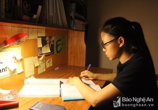 Cô gái mồ côi rửa bát thuê để theo đuổi giấc mơ giảng đường