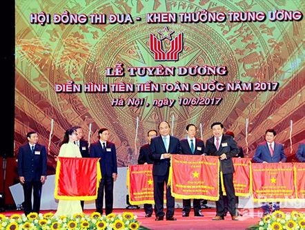 Nghệ An được Chính phủ tặng cờ thi đua tại Lễ tuyên dương điển hình tiên tiến toàn quốc