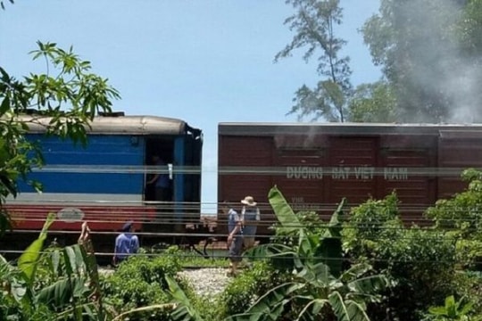 Đang chạy, tàu hỏa bỗng bốc cháy ngùn ngụt