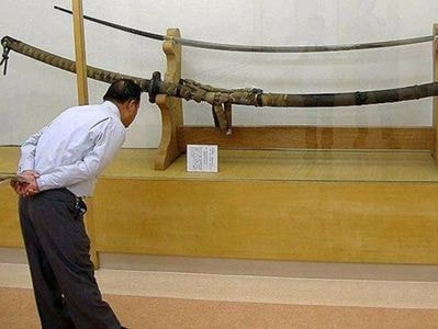 Hai giả thuyết về thanh kiếm Nhật cổ nghi của người khổng lồ