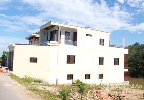 Nghệ An: Xã cấp đất cho hàng trăm hộ dân xây dựng nhà trái phép trên công trình thủy lợi