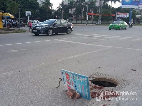 Nam thanh niên tốt bụng cảnh báo hố ga đe doạ người đi đường