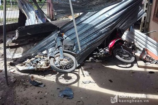 Mái tầng 3 bưu điện đổ sập đè nát 2 xe máy