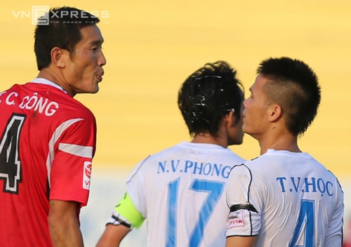 Chí Công bị treo giò ba trận vì giẫm đạp tuyển thủ U20 Việt Nam