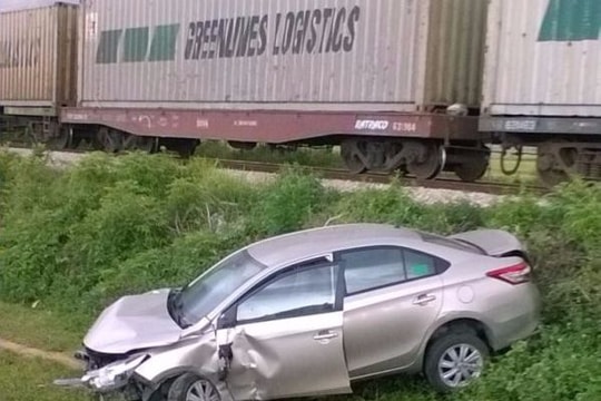 Xe 4 chỗ vỡ đầu vì va tàu hàng