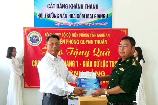 Đồn biên phòng Quỳnh Thuận tặng quà cho thôn Mai Giang 1 thuộc giáo xứ Lộc Thủy