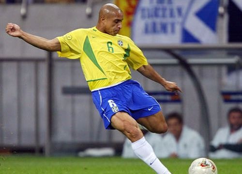 Roberto Carlos bị cáo buộc dùng chất kích thích để tăng cơ đùi