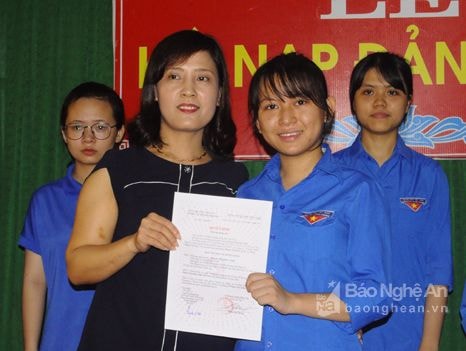 Trường THPT Thanh Chương 1 kết nạp 16 đảng viên mới