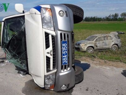 Xe Fortuner vi phạm tốc độ, chèn xe cảnh sát lật nhào