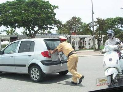 Cảnh sát giao thông giúp dân đẩy xe giữa trưa nắng