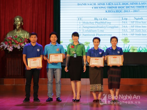 Trao bằng tốt nghiệp cho 269 sinh viên Viện Sư phạm tự nhiên Đại học Vinh