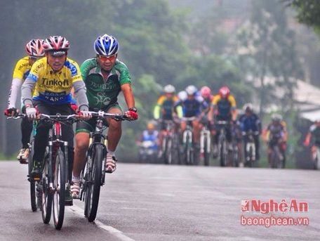 Hơn 300 triệu đồng tài trợ cho CLB xe đạp thể thao TP Vinh