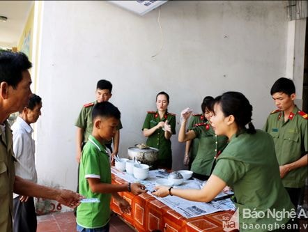 Công an Đô Lương trao 100 bát cháo tình thương cho người bệnh