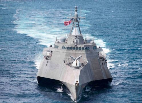 Tàu chiến Mỹ bảo dưỡng ở Cảng Cam Ranh