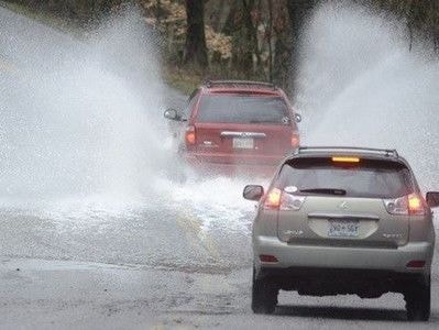 Kinh nghiệm 'vàng' lái xe trong thời tiết mưa bão