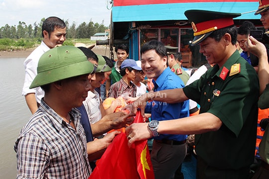 Tỉnh đoàn tặng quà cho nhân dân xã Sơn Hải, huyện Quỳnh Lưu