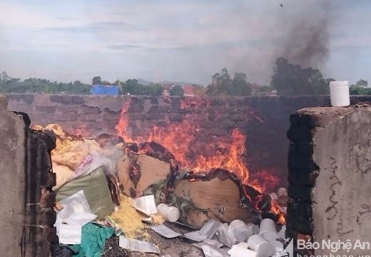 Công an thành phố Vinh: tiêu hủy hơn 2 tấn hàng hóa, thực phẩm bẩn