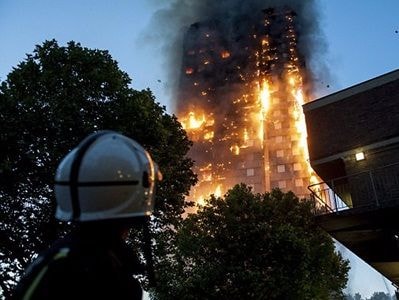 Người mẹ ném con thoát khỏi đám cháy ở chung cư London