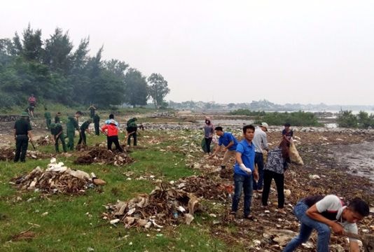 Rác thải bốc mùi hôi thối ở bãi tắm Diễn Thành