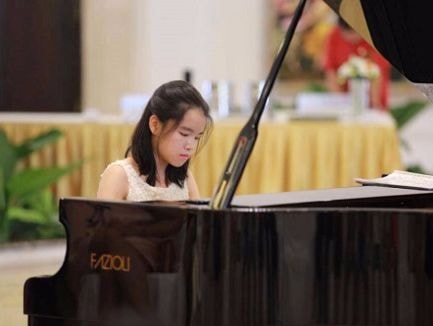 Cô gái Việt 14 tuổi giành 2 giải piano thế giới