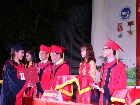 Trao bằng cử nhân, kỹ sư cho gần 3500 sinh viên Trường Đại học Vinh