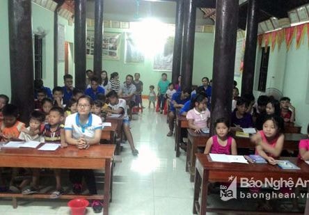 Lớp dạy tiếng Anh ban đêm miễn phí cho trẻ vùng cao