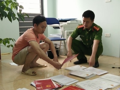 Kỹ sư xây dựng sản xuất con dấu và giấy tờ giả tại gia