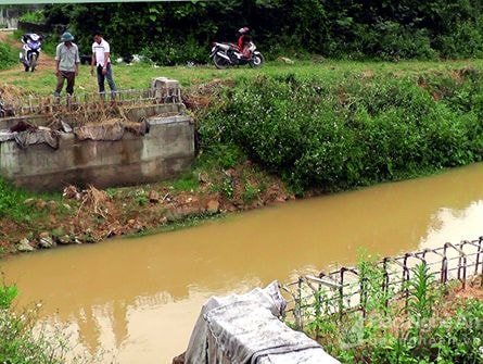 Dân gặp khó vì dự án cầu 'đắp chiếu'