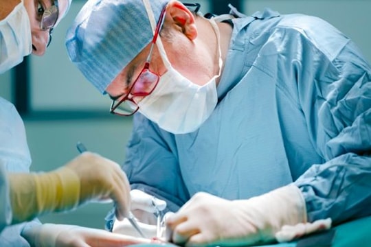 Bà cụ cãi nhau với bác sĩ đòi được mổ