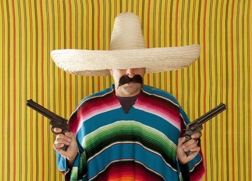 Những món đồ không nên mua khi đi du lịch