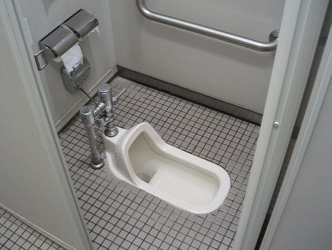 Tại sao nước Nhật hiện đại vẫn dùng bệ xí xổm?