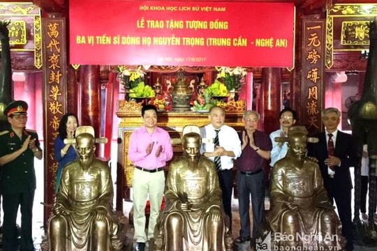 Hội Khoa học lịch sử VN trao tượng đồng 3 Tiến sĩ người Nghệ