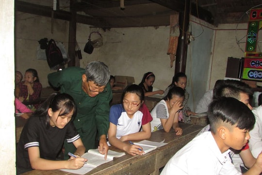 Vị cán bộ xã 10 năm mở lớp dạy học miễn phí