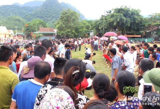 Hàng trăm người dân bản Thái phấn khích tột độ với trò kéo co