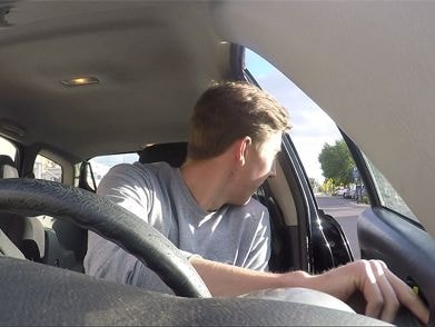 Mở cửa ô tô 'kiểu Hà Lan' để tránh gây tai nạn cho xe máy